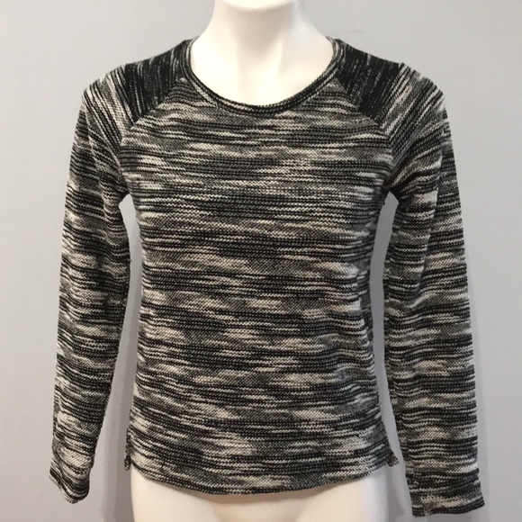 Banana Republic • Black & white scoop neck sweater - Picture 8 of 8
